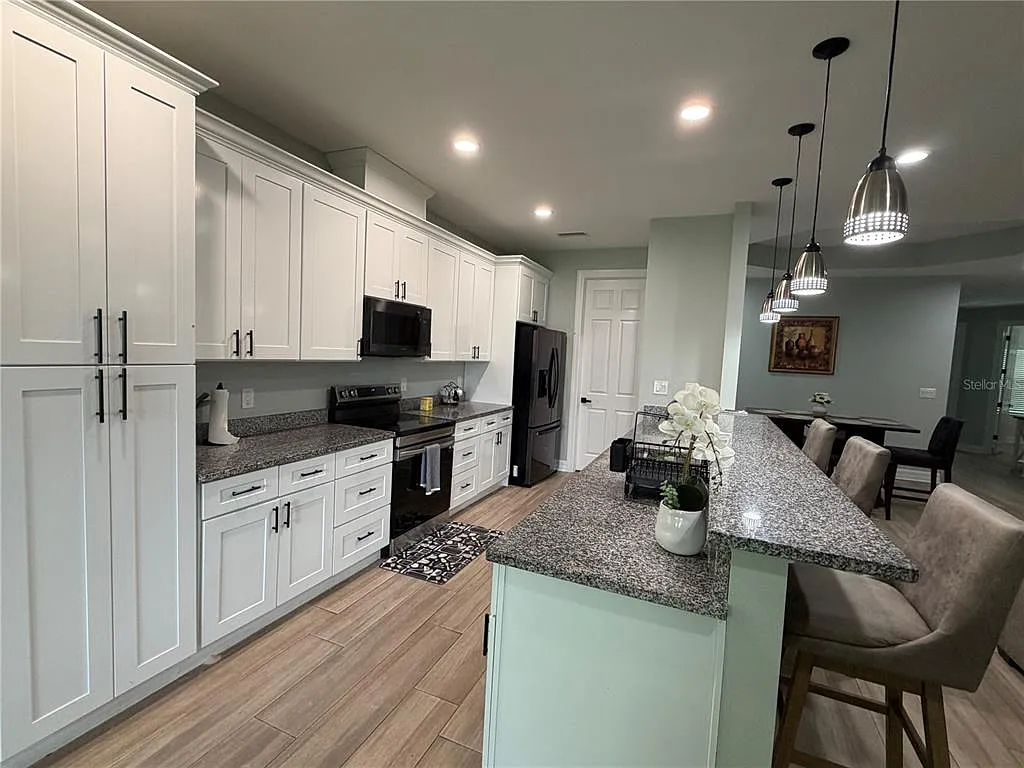 4 bed, 2.0 bath, 1907 sqft, $3,500 — Photo 2