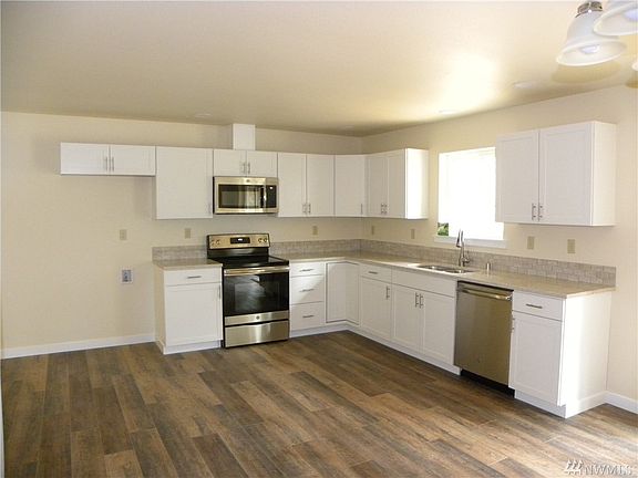 Huge kitchen with quartz counters