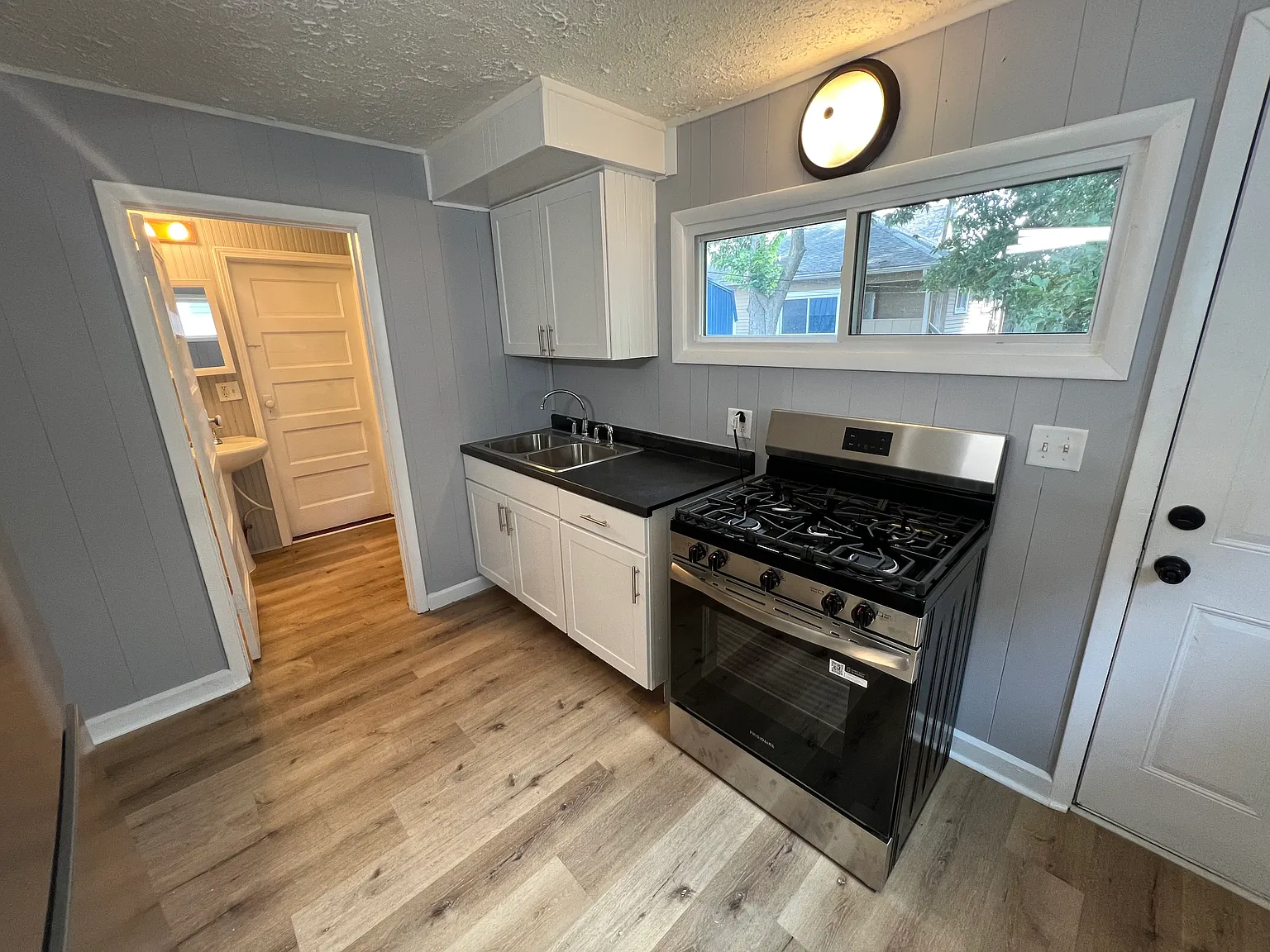 4 bed, 2100 sqft, $1,550 — Photo 2