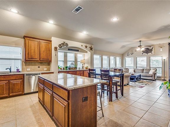 5th image of 817 Mahogany Dr