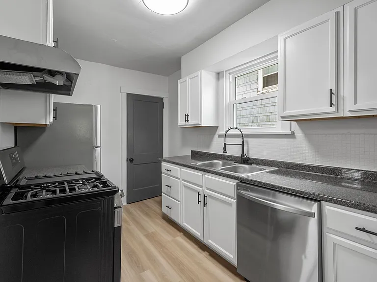 1303 Woodlawn Ave — Photo 6