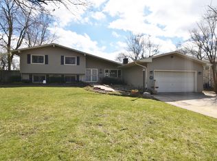 1346 Foxglove Dr, Batavia, IL