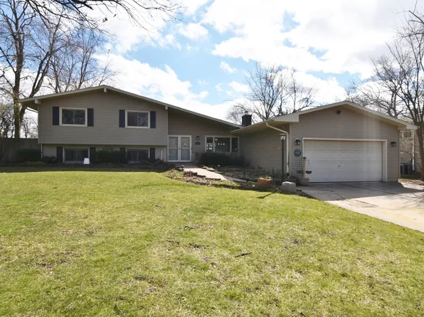 1346 Foxglove Dr, Batavia, IL 60510