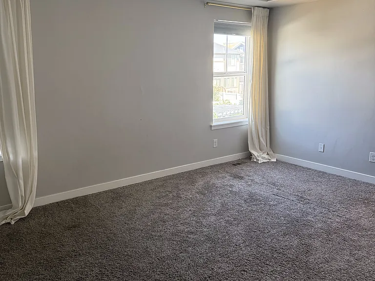 2543 N Drexler Dr — Photo 7