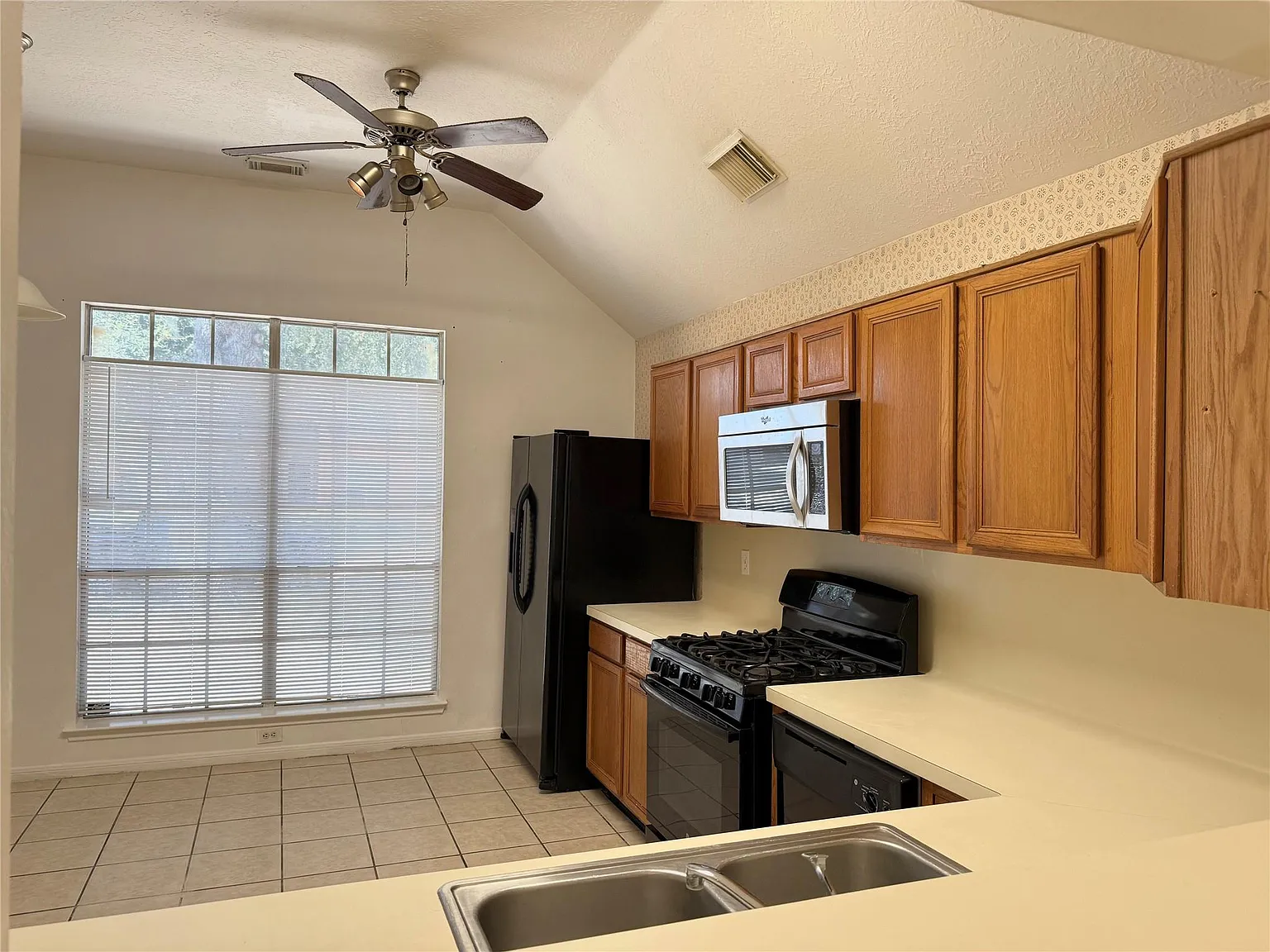 3 bed, 2.0 bath, 1601 sqft, $1,800 — Photo 3