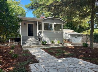 860 Gilmore Way NE, Bainbridge Island, WA 98110