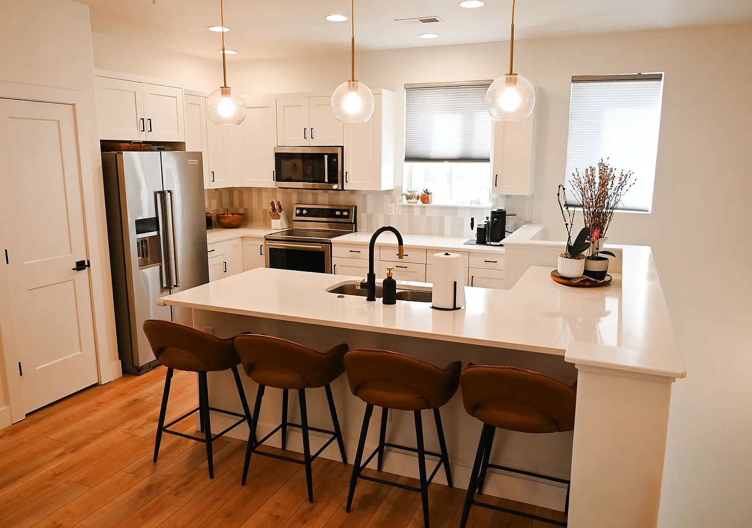 Incredible 3 Story Townhome with Large rooftop Deck — Photo 4