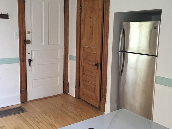 5th image of 916 N Winchester Ave #3
