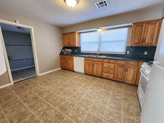 4th image of 2401 SW Park Ave