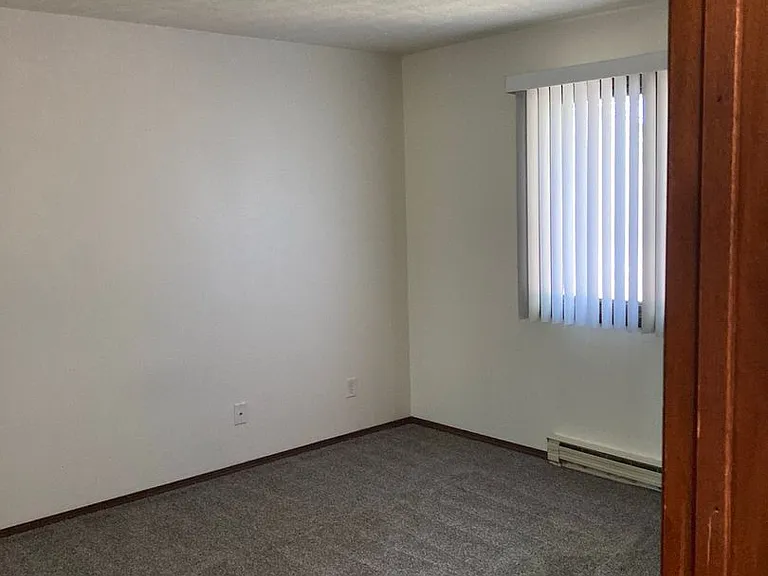 Immaculate Updated 2 Bedroom — Photo 28