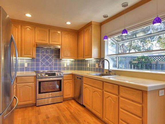 5th image of 951 Diaz Ln