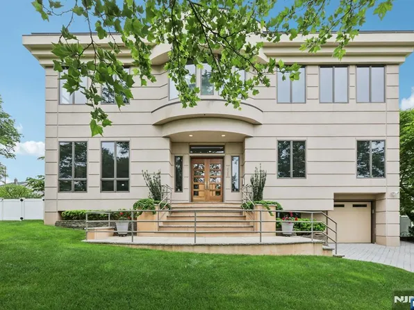 435 Cypress Ct, New Milford, NJ 07646