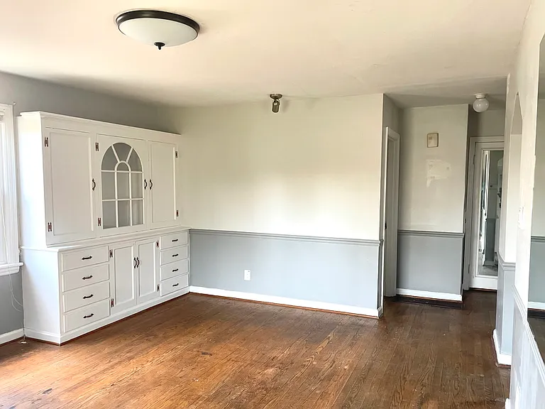 1203 Irving Ave — Photo 2