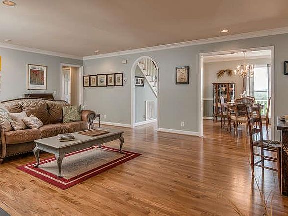 4th image of 5309 Crown Dr