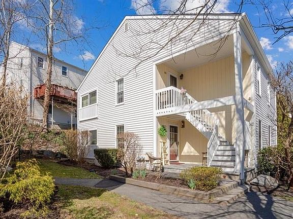 2nd image of 320 Carroll Close