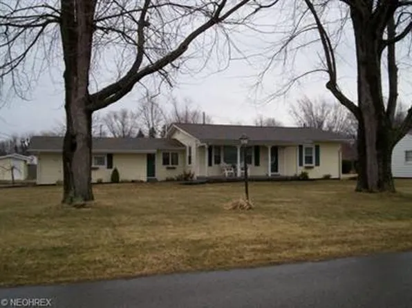 18 Lake Breeze Rd, Conneaut, OH 44030