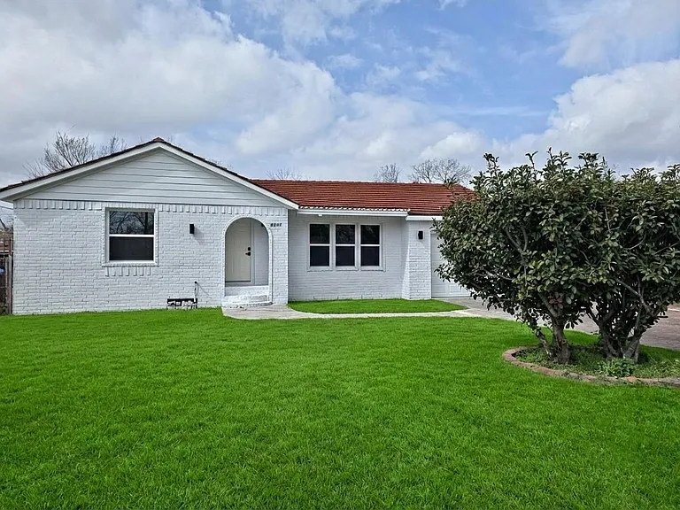 4607 Englewood St — Photo 2