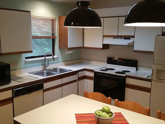 Eat-In Kitchen