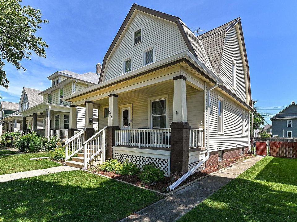1st image of 1529 Flett AVENUE