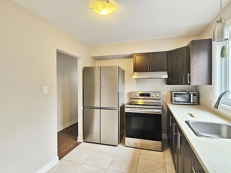 2700 Howe Street — Photo 1