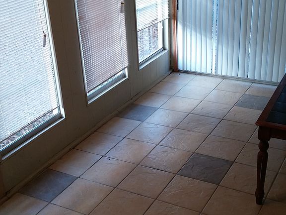 4th image of 2011 Glenbrook Dr