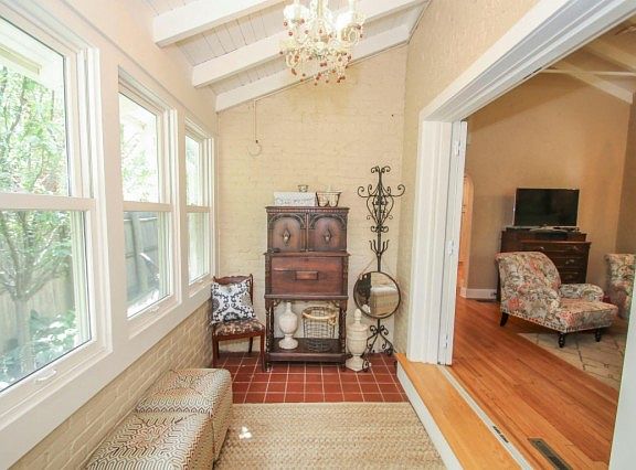 3rd image of 1009 E Circle Dr