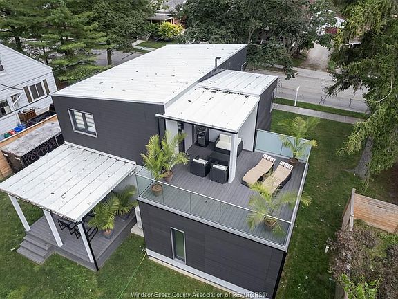 4th image of 76 Queen St