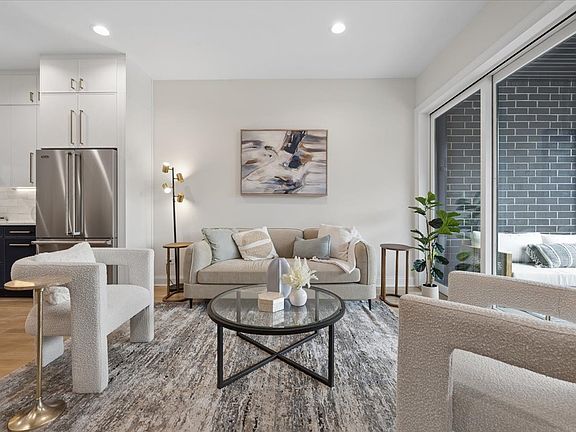 5th image of 2923 N Southport Ave #2