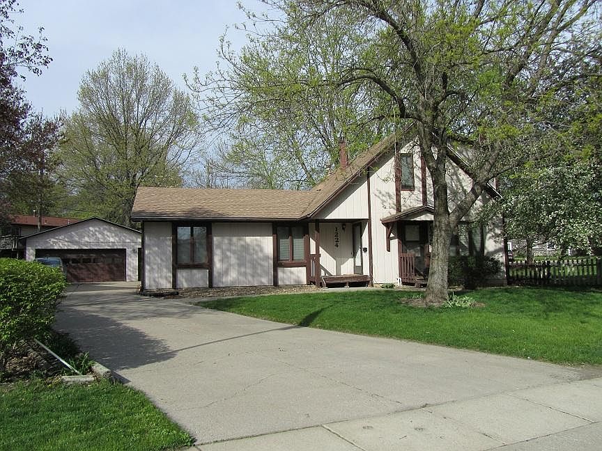 Front view with driveway