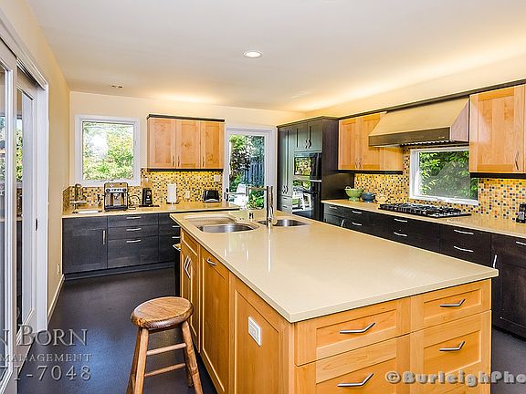 3rd image of 2715 Delaware Ave