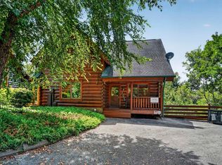 1123 Towering Oaks Dr, Sevierville, TN 37876