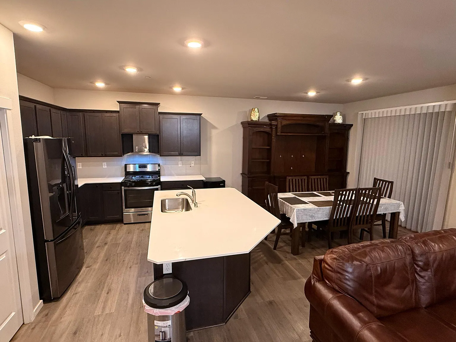 5 bed, 2692 sqft, $3,395 — Photo 4