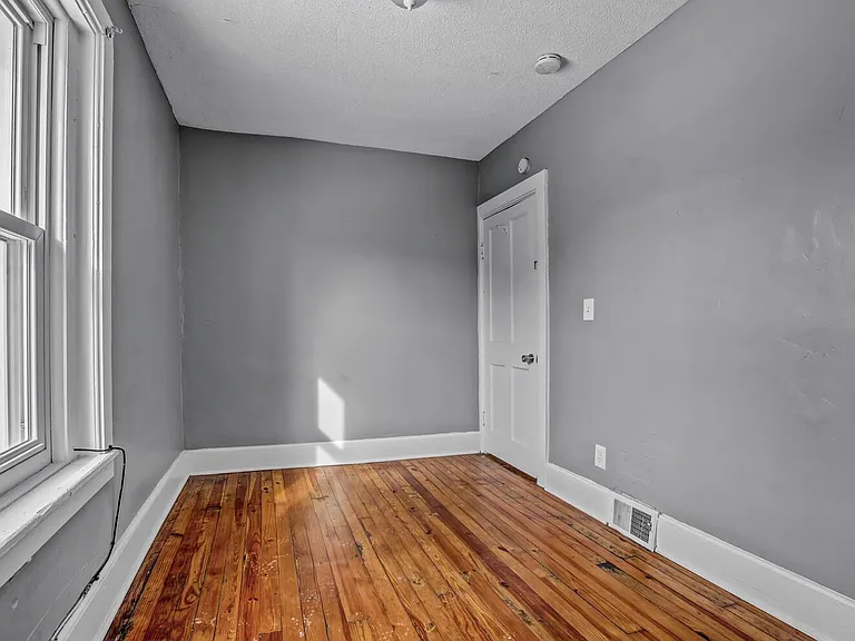15 Auchinvole Ave #UPPER — Photo 6