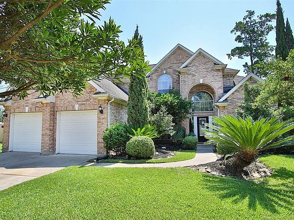Great floor plan in this 2-story home offering nearly 4000 SF and a 3 car tandem garage with large storage closet!