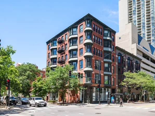 104 W Oak St APT 4, Chicago, IL 60610