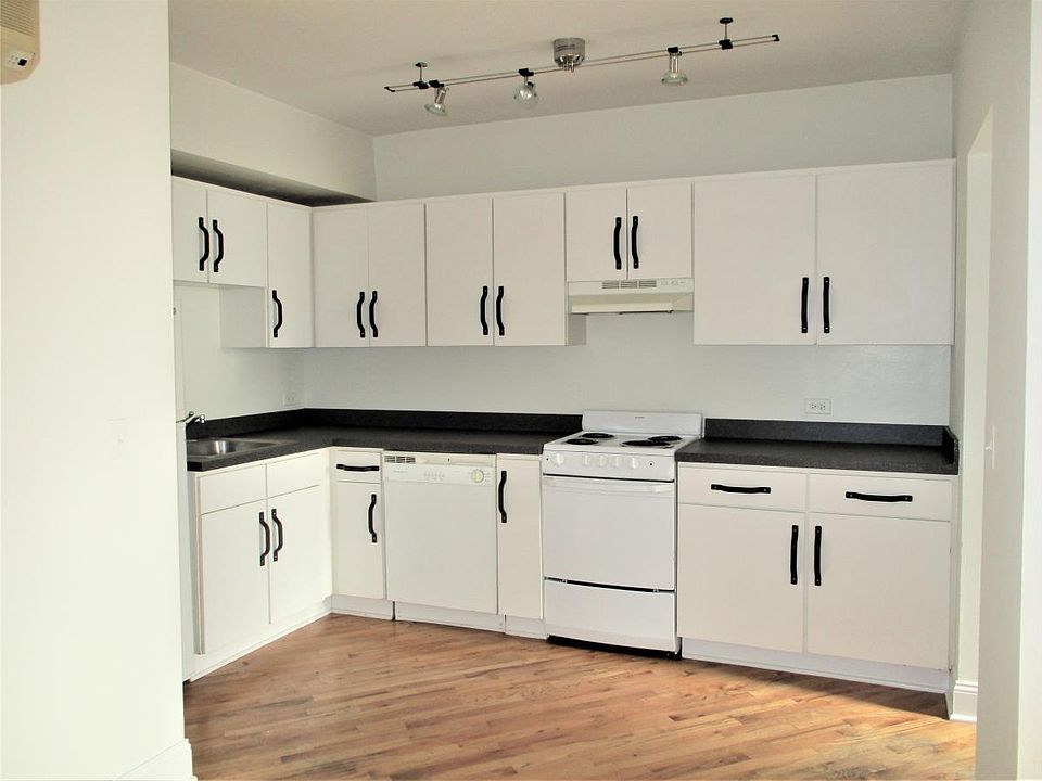 1st image of 830 W Montrose Ave #303