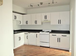 830 W Montrose Ave #303, Chicago, IL 60613