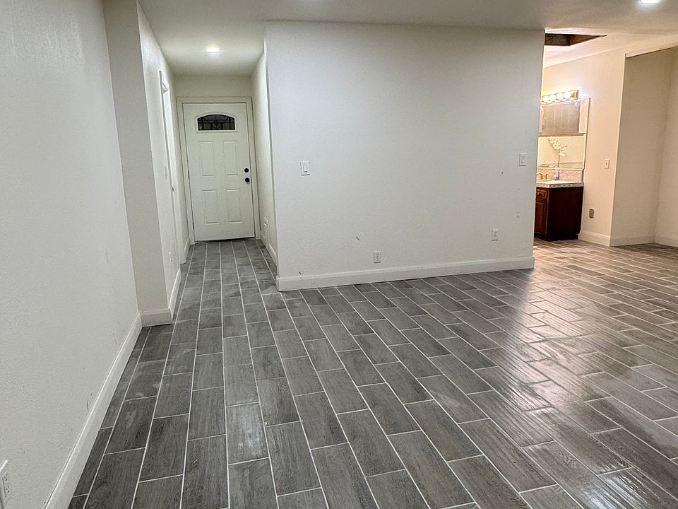 1st image of 13860 Dahlgren Dr #A