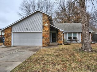 247 Fox Run Cir, Jenks, OK 74037