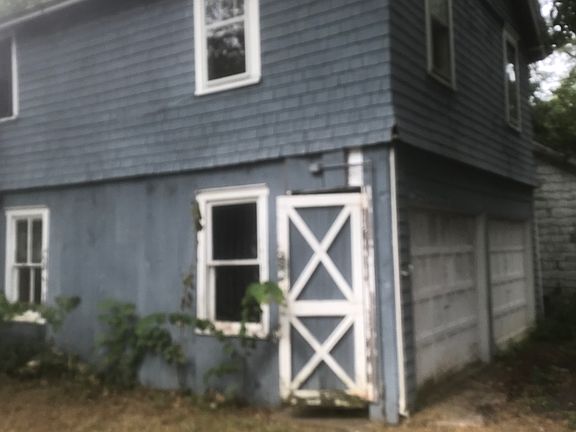 Back Garage with a apartment
