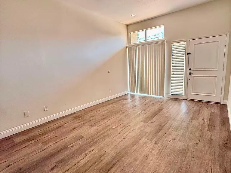 LIVING ROOM (1ST FLOOR)