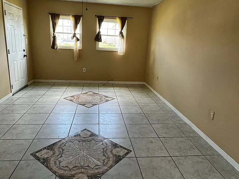 827 Sky Lake Cir #A — Photo 2