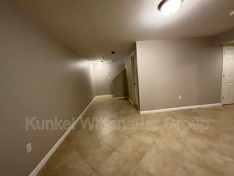 911 Victoria Ln — Photo 32