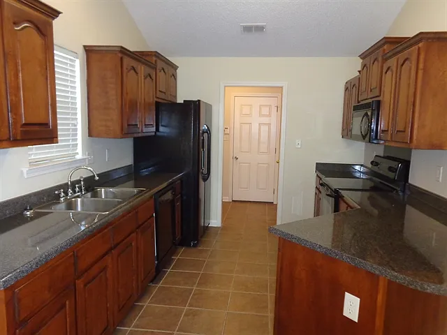 3 bed, 2.0 bath, 1455 sqft, $2,000 — Photo 3