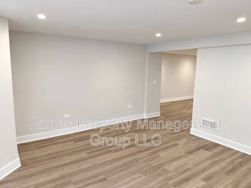 3 bed, 2.0 bath, 2500 sqft, $2,350 — Photo 3