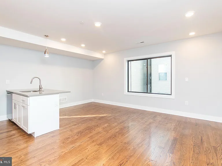 812 N Uber St #4 — Photo 2