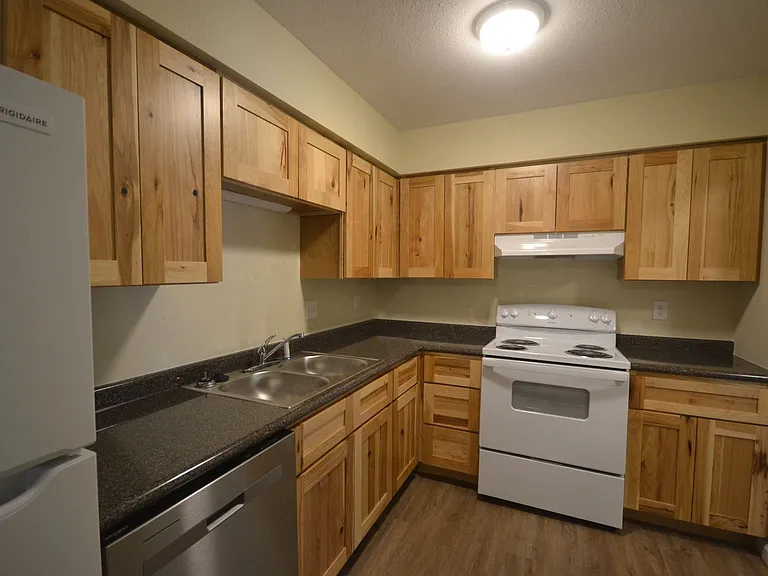 616 Evergreen St — Photo 2