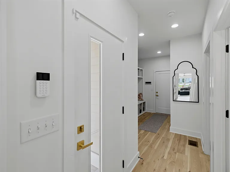 211B Queen Ave — Photo 12