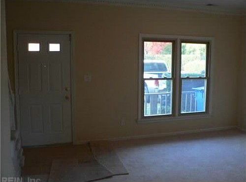 1st image of 715 Creekside Cres