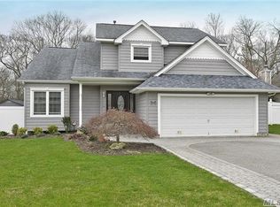 3 Silver Pond Cir, Commack, NY 11725
